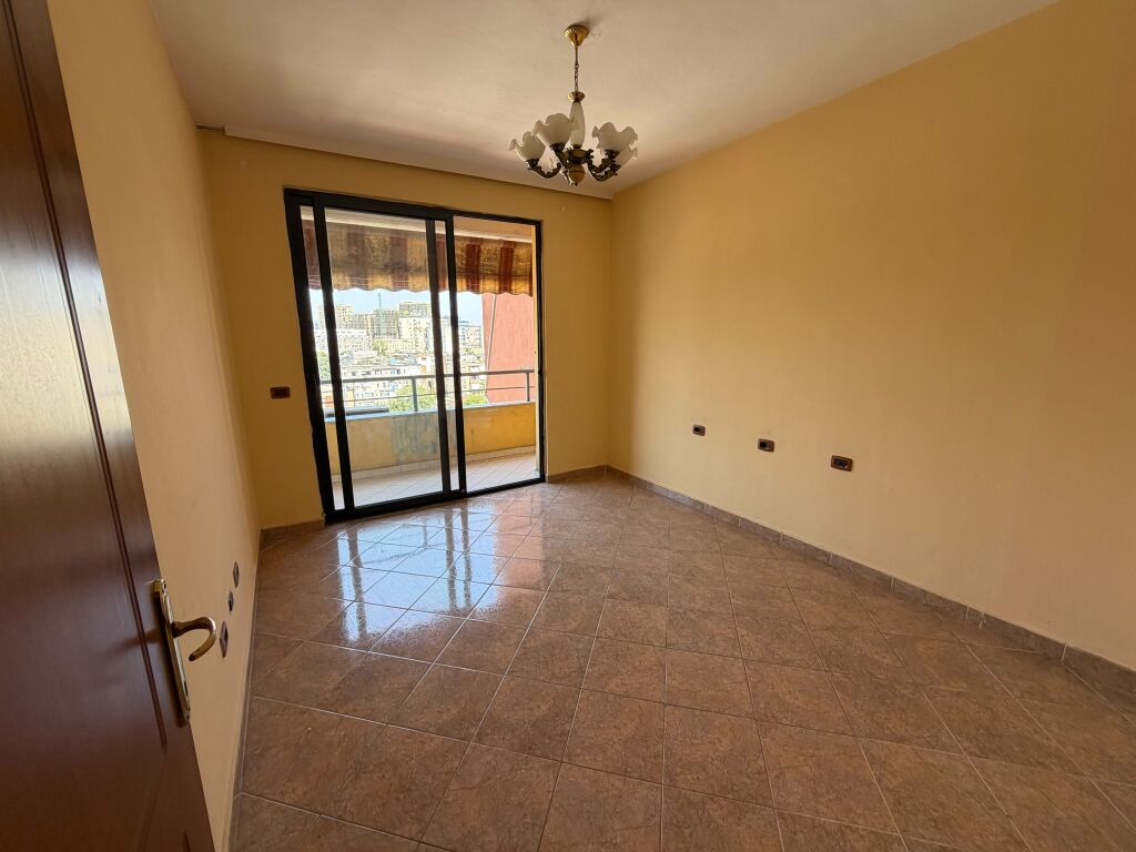 Vendesi in vendita 2+1, con superficie 90 m2, Posizione: 21 Dhjetori, vicino al Supermarket Joena Tipologia: 2+1 Superficie: 90 m? Piano: 7 Palazzo con 2 ascensori Prezzo 23.900.000 leke