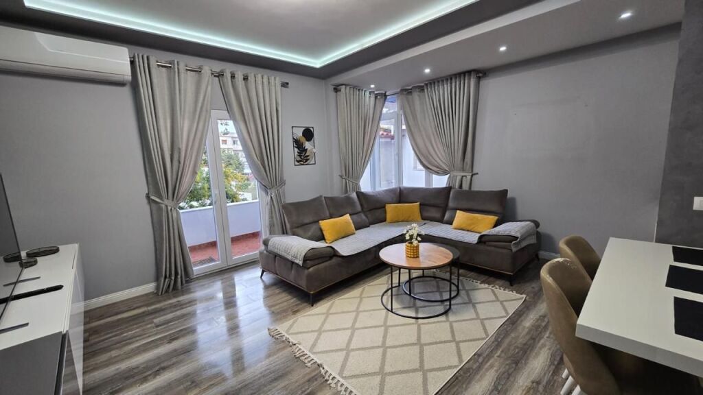 Ne zonen e Saukut jepet me qera apartament me siperfaqe110𝐦,2+1,i mobiluar, 60,000Leke
