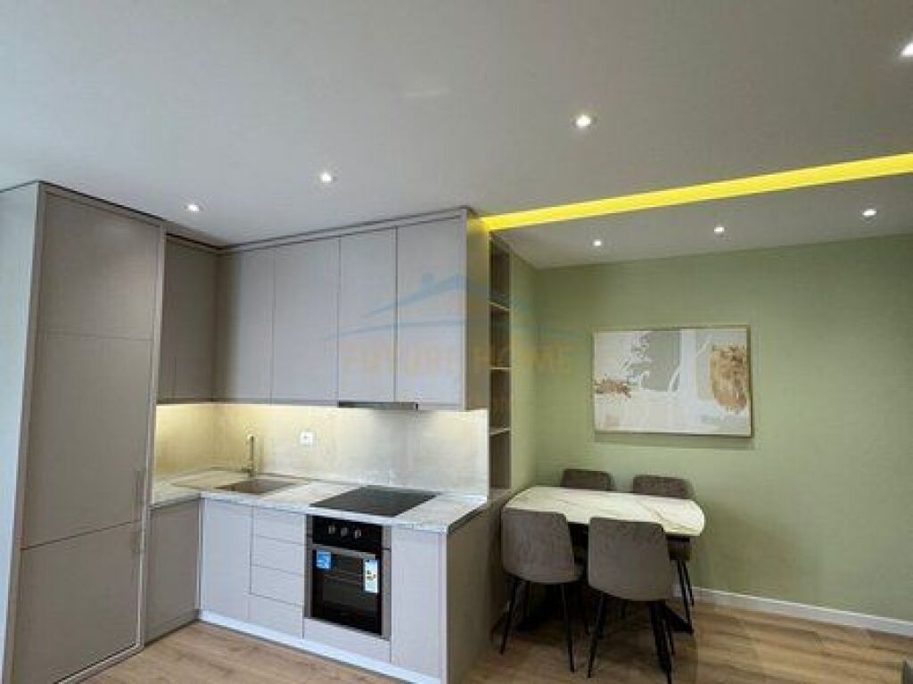 Shitet, Apartament 2+1, Myslym Shyri, Tiranë.