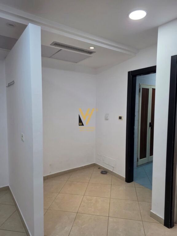 JEPET ZYRE 95 M2 ME QIRA TE KULLAT BINJAKE 1.700 EURO