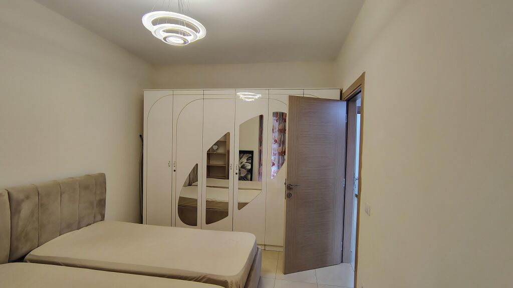 Super Apartament 1+1 me qera tek pazari i Ri (60,000 Leke)