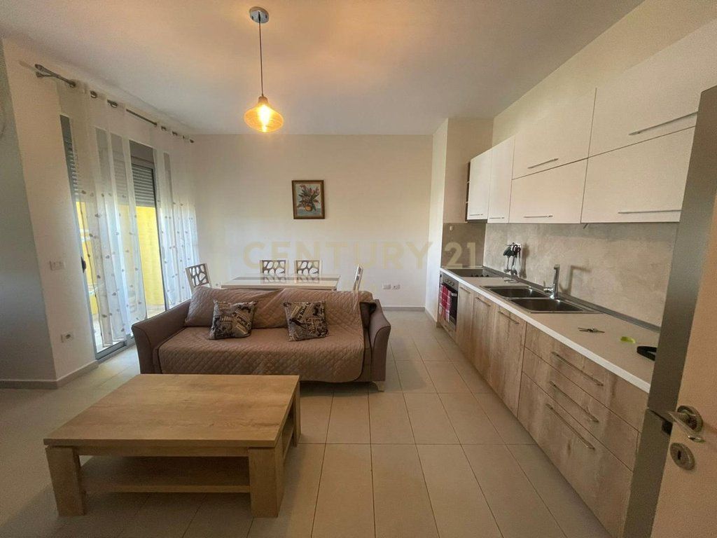 Jepet me qira apartament 2+1 te Liqeni i Thatë, në Rrugën Peti.