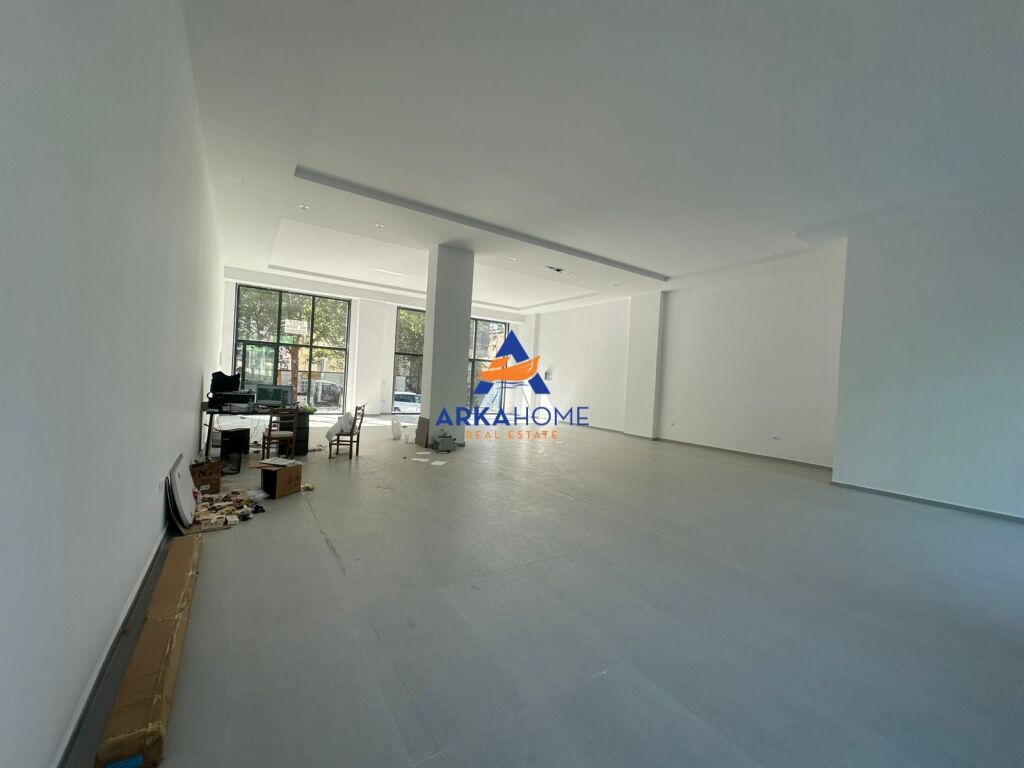 SPACE FOR RENT 90 M2 "DRY LAKE" 900 EURO