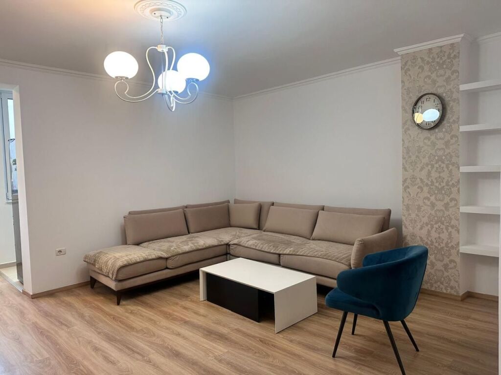 Apartament 3+1 per qira tek Pazari i Ri.