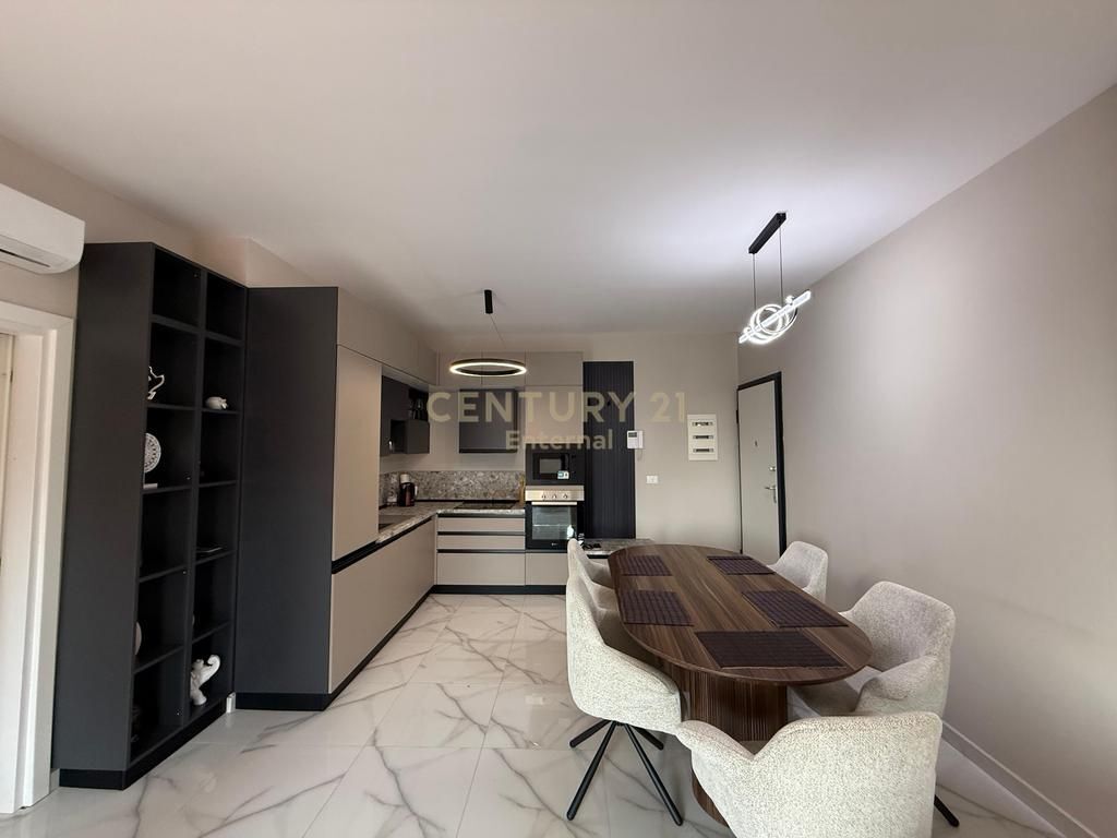 Apartament 3+1+2 me qira tek Garden Building, Rruga e Kavajes.