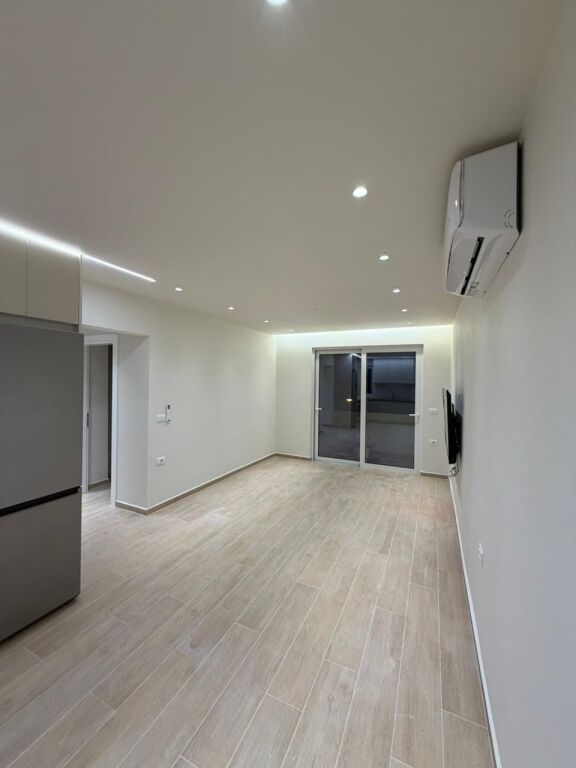 Shitet apartament 1+1 ne zonen e Sarandes prane Komisariatit te Policise se Rendit  ID 5487
