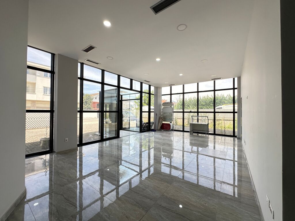 Service building for sale !
