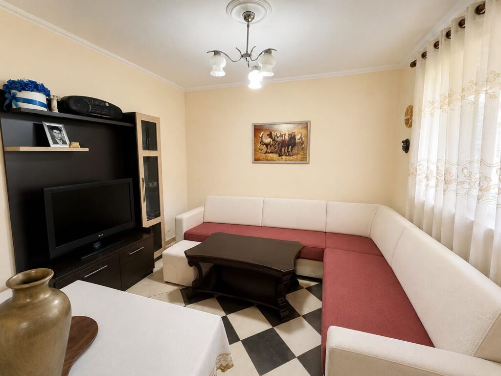 Shitet apartament 1+1 në zonën e Kombinatit,