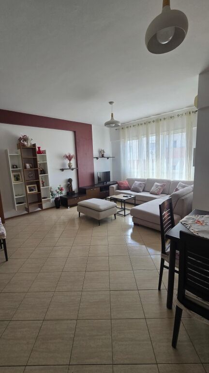 Il Comune di Parigi affitta un appartamento con una superficie di 104 m2, 2+1+2, arredato 800 Euro