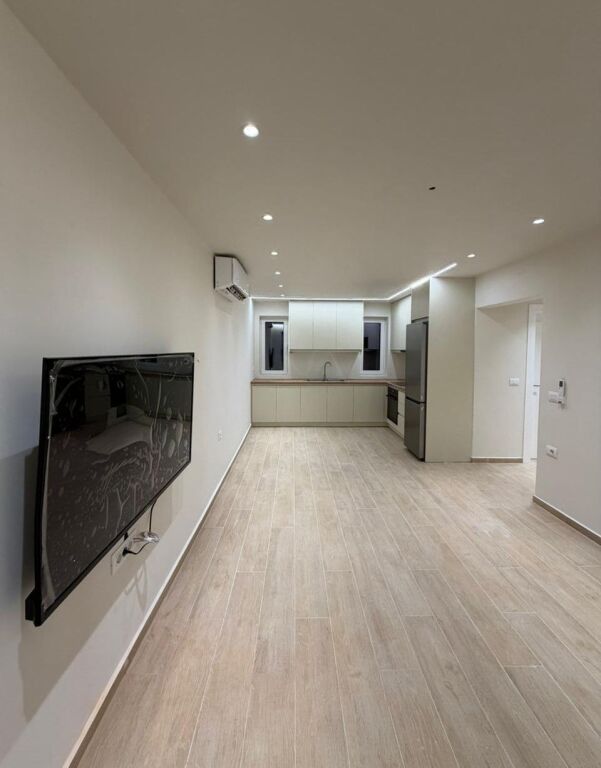 Shitet apartament 1+1 ne zonen e Sarandes prane Komisariatit te Policise se Rendit  ID 5487