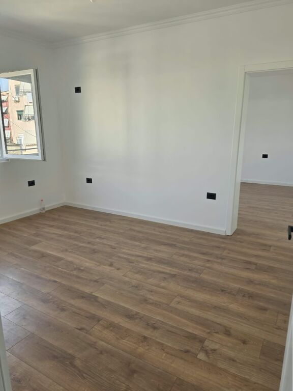 🏡 Shitet Apartament 1+1  📍 Pranë shkollës Vasil Shanto