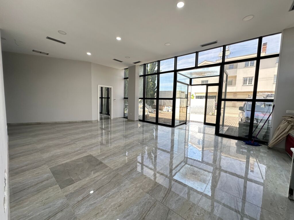 Service building for sale !