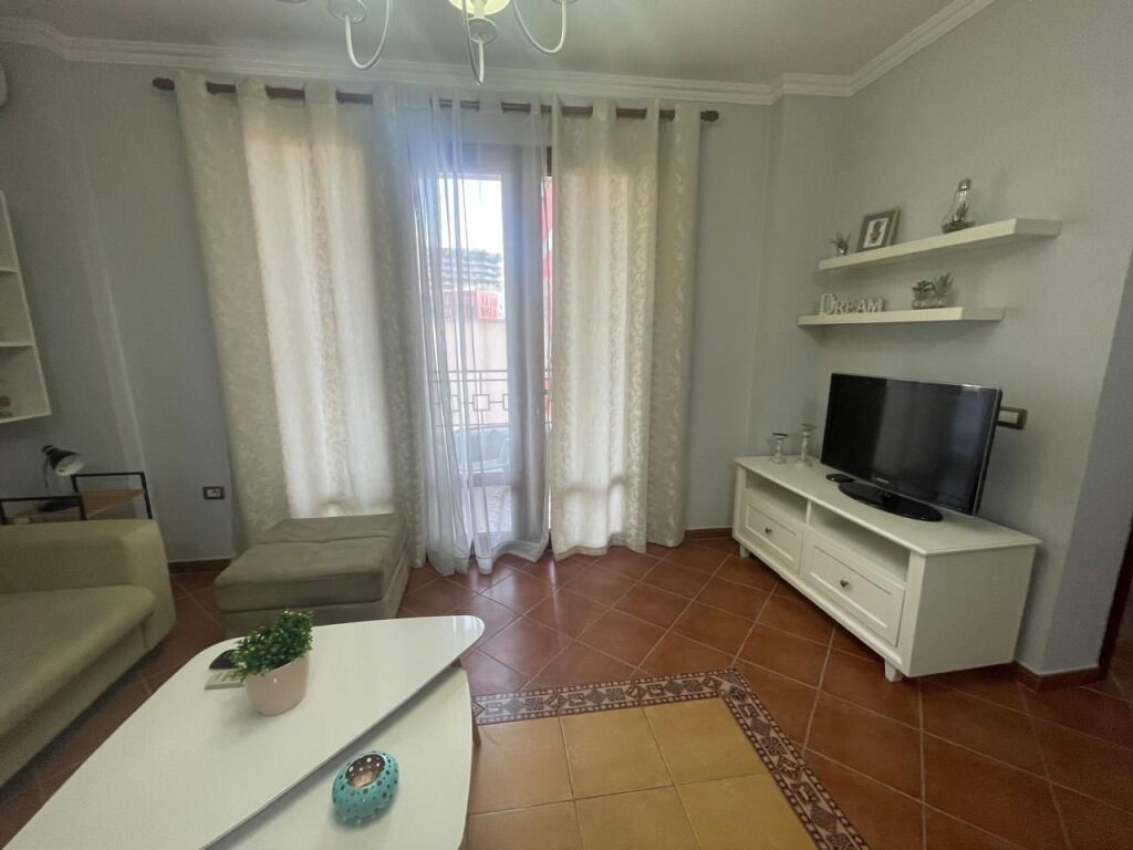 Rruga e Elbasanit, jepet me qera apartament 1+1.