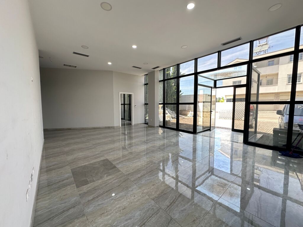 Service building for sale !