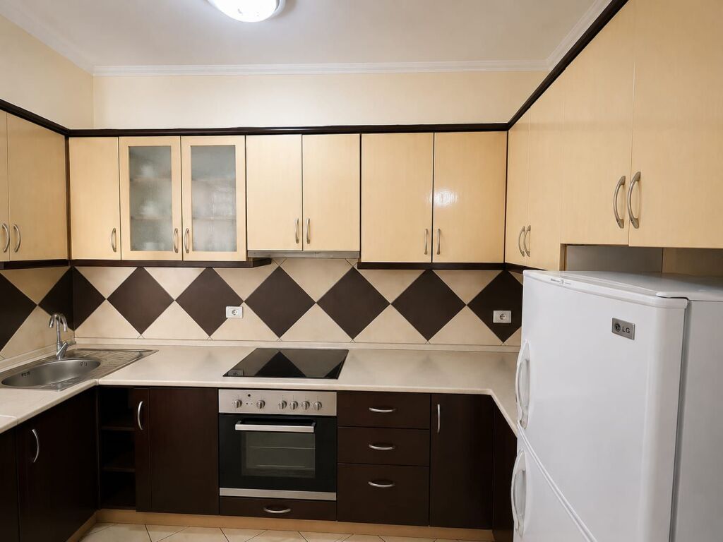 Shitet apartament 1+1 në zonën e Kombinatit,