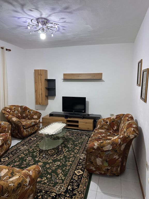 Ofrohet për qira një apartament komod 1+1 i ndodhur në një zonë të qetë dhe të kërkuar të Selitës, vetëm pak minuta larg qendrës së Tiranës.