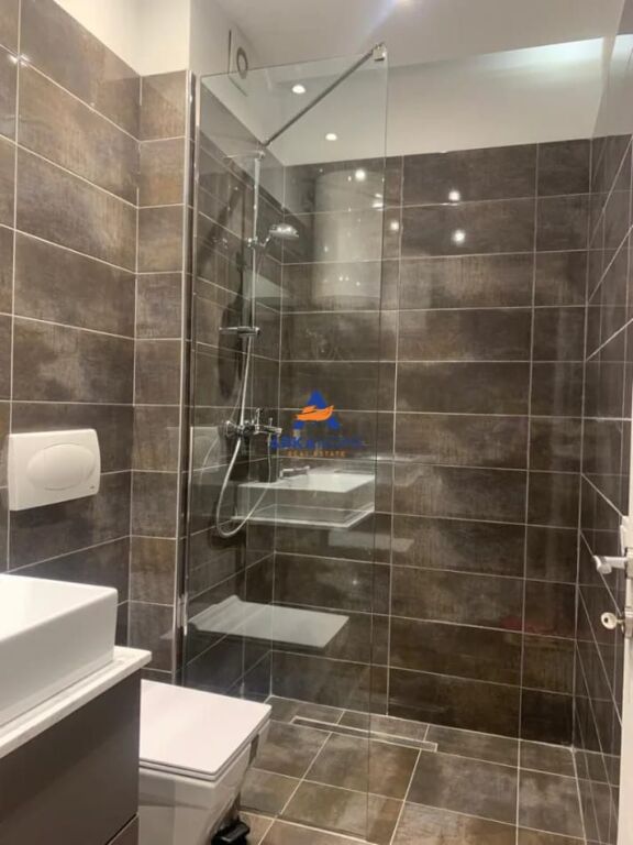 JEPET APARTAMENT ME QERA 2+1+BALLKON "RRUGA E KAVAJES" 75.000 LEKE