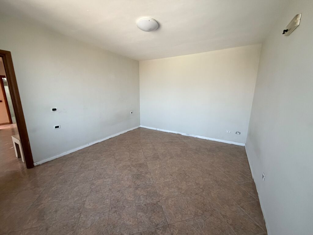 Vendesi in vendita 2+1, con superficie 90 m2, Posizione: 21 Dhjetori, vicino al Supermarket Joena Tipologia: 2+1 Superficie: 90 m? Piano: 7 Palazzo con 2 ascensori Prezzo 23.900.000 leke