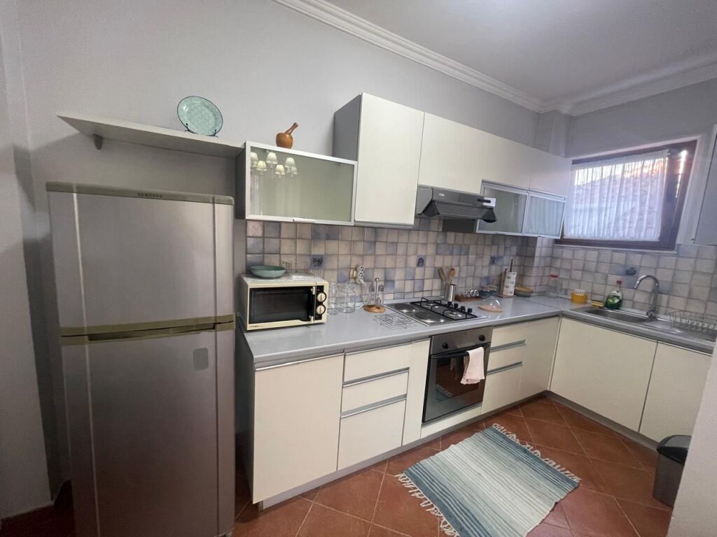 Rruga e Elbasanit, jepet me qera apartament 1+1.