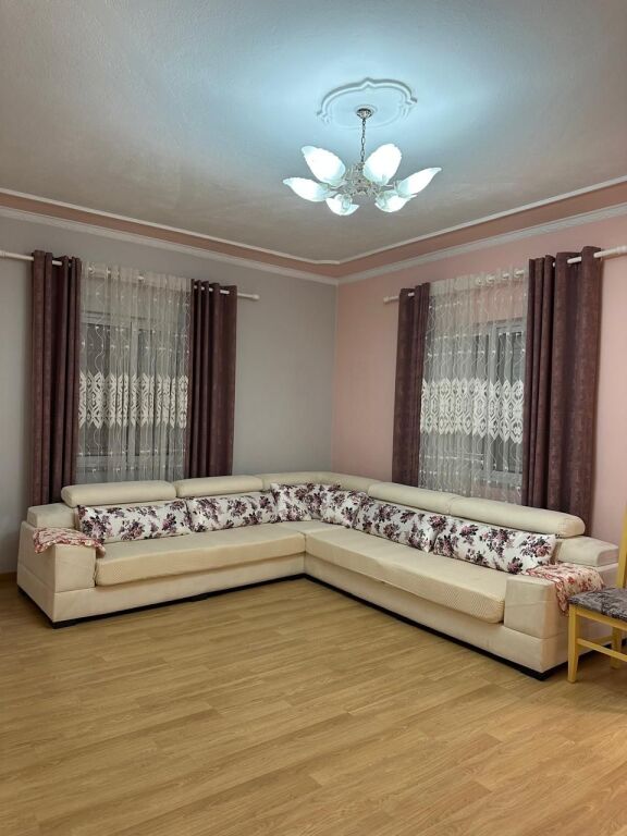 🏠Astir, vicino al Ristorante “Vellezrit Gjana” si affitta appartamento, 2+1+2, arredato. 50.000 Leke