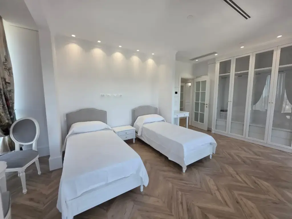 APARTAMENT LUKSOZ 2+1+2 PËR QIRA NË DOWNTOWN TIRANA