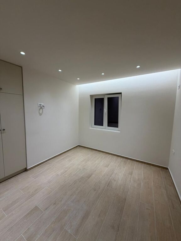 Shitet apartament 1+1 ne zonen e Sarandes prane Komisariatit te Policise se Rendit  ID 5487
