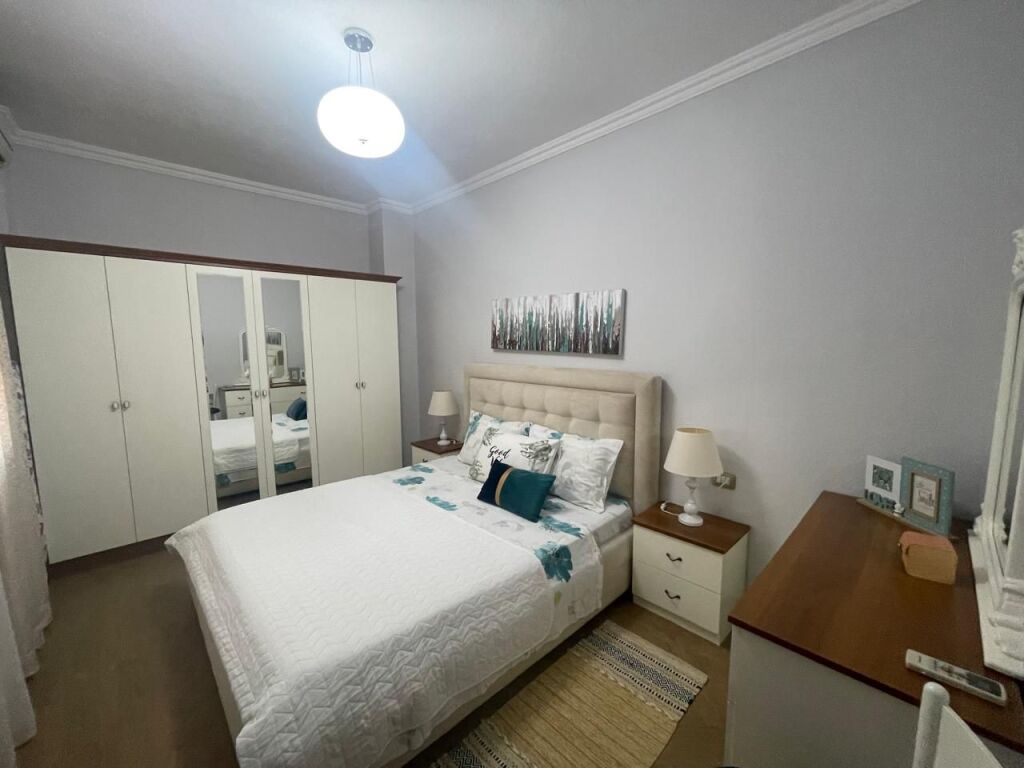 Rruga e Elbasanit, jepet me qera apartament 1+1.