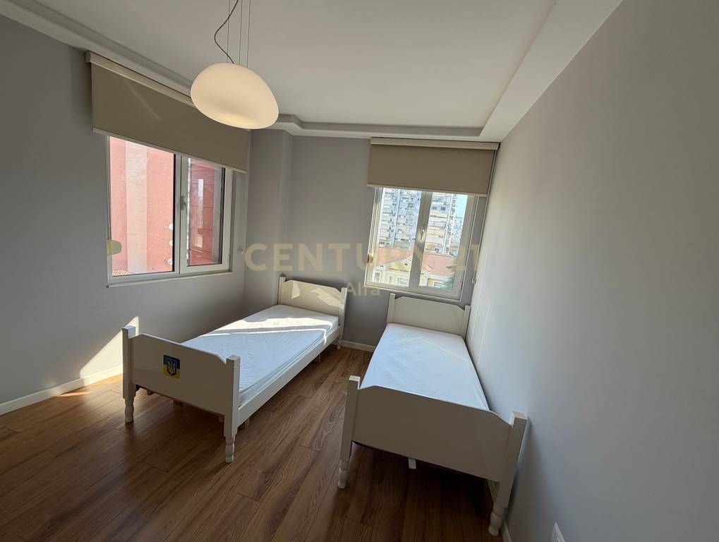 Affittasi appartamento 2+1+2 di fronte a Toptani – una delle zone migliori di Tirana!