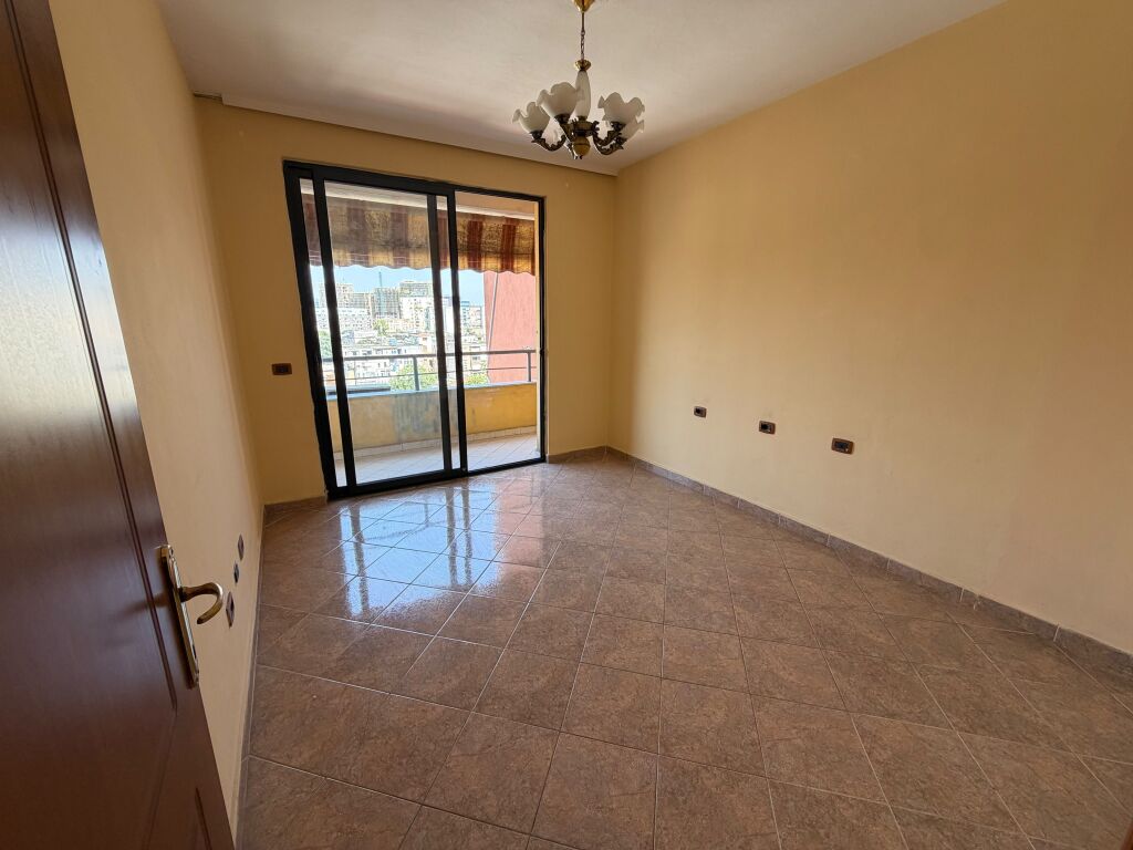 Vendesi in vendita 2+1, con superficie 90 m2, Posizione: 21 Dhjetori, vicino al Supermarket Joena Tipologia: 2+1 Superficie: 90 m? Piano: 7 Palazzo con 2 ascensori Prezzo 23.900.000 leke