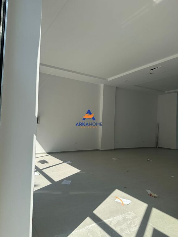 SPACE FOR RENT 90 M2 "DRY LAKE" 900 EURO