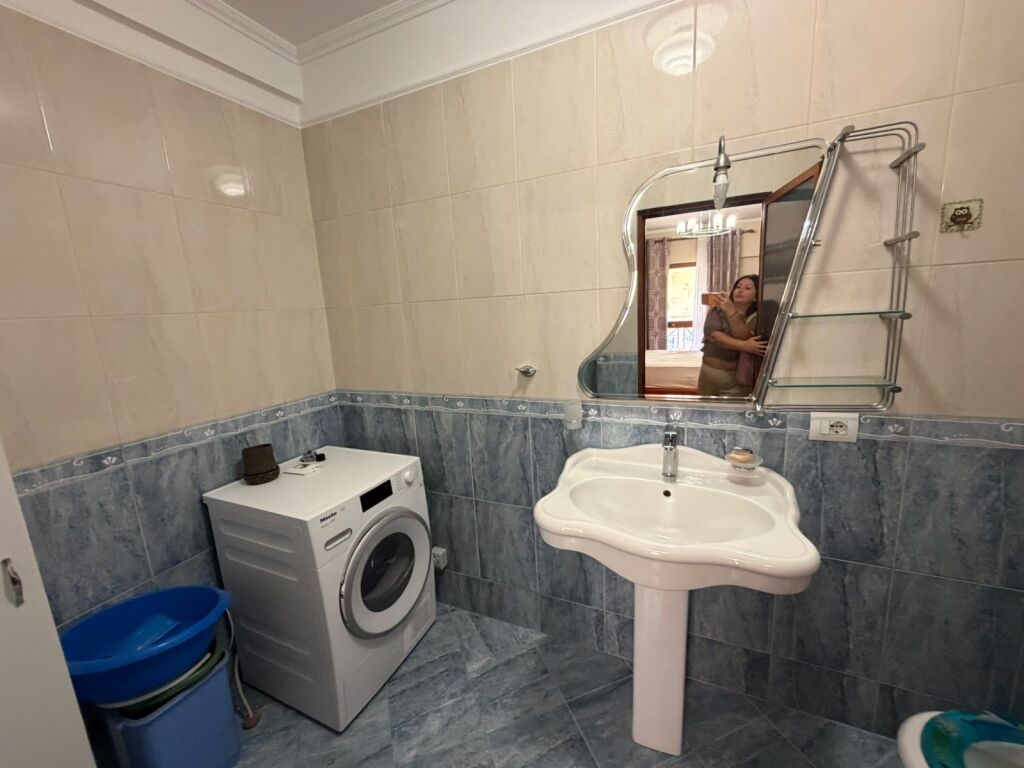 Jepet 2 +2 mobiluar rruga Barrikatave 80000 le  