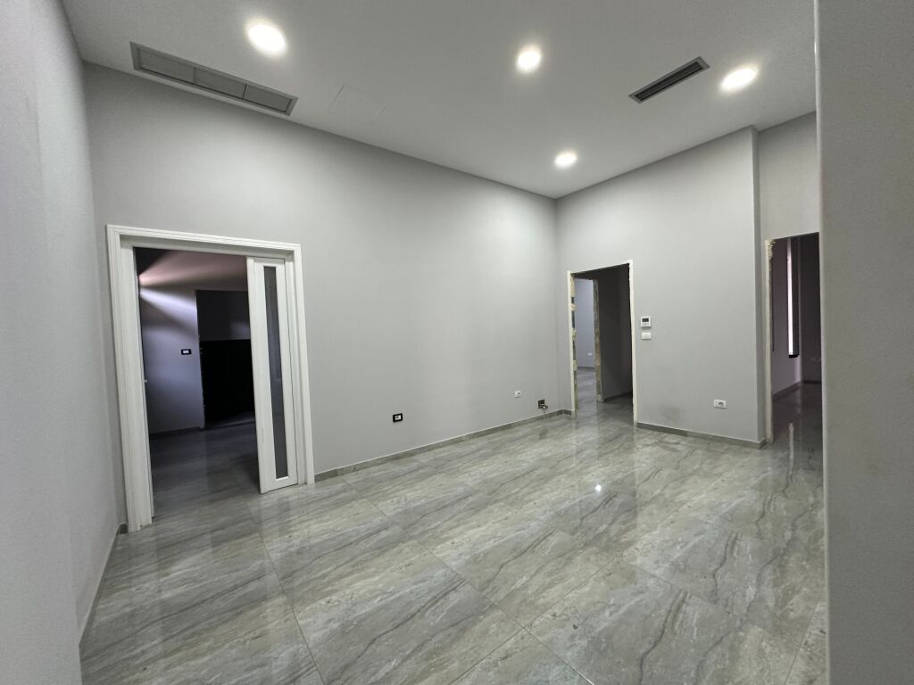 Service building for sale !
