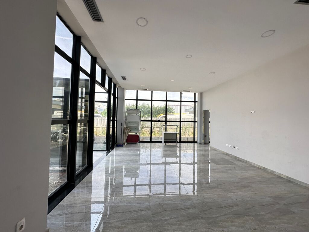 Service building for sale !