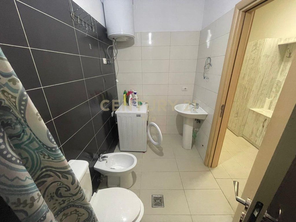 Jepet me qira apartament 2+1 te Liqeni i Thatë, në Rrugën Peti.