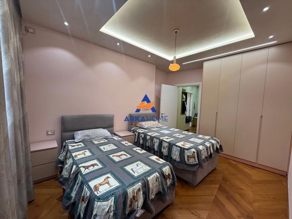 SHITET APARTAMENT 1+1 "PAZARI I RI" 300.000 EURO