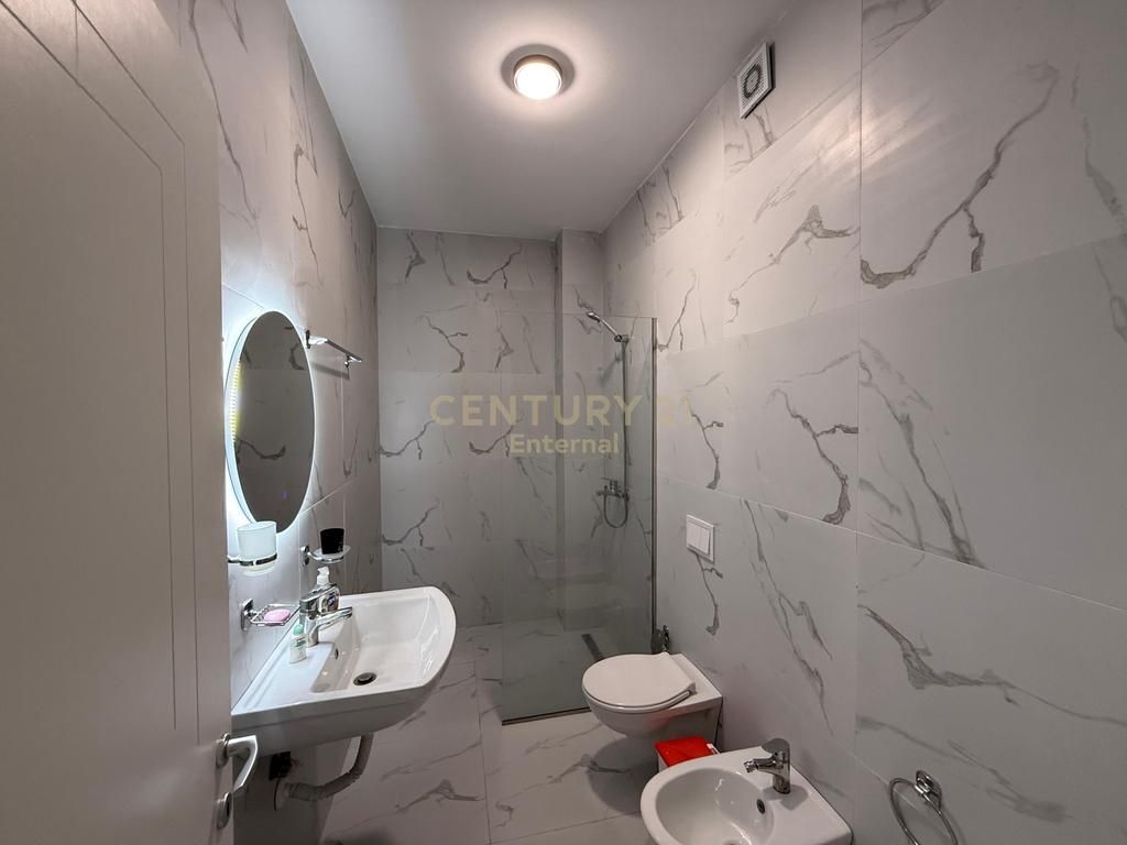 Apartament 3+1+2 me qira tek Garden Building, Rruga e Kavajes.