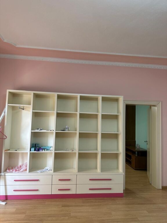🏠Astir, vicino al Ristorante “Vellezrit Gjana” si affitta appartamento, 2+1+2, arredato. 50.000 Leke