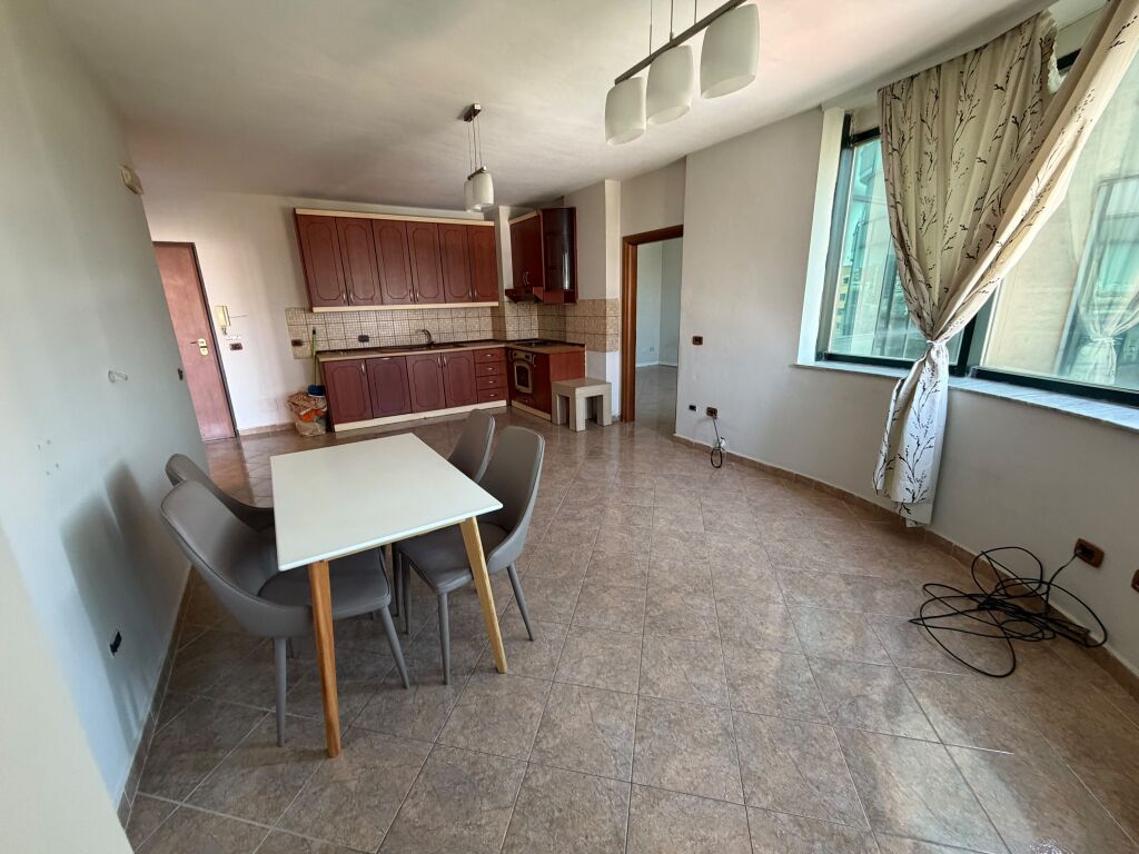 Vendesi in vendita 2+1, con superficie 90 m2, Posizione: 21 Dhjetori, vicino al Supermarket Joena Tipologia: 2+1 Superficie: 90 m? Piano: 7 Palazzo con 2 ascensori Prezzo 23.900.000 leke