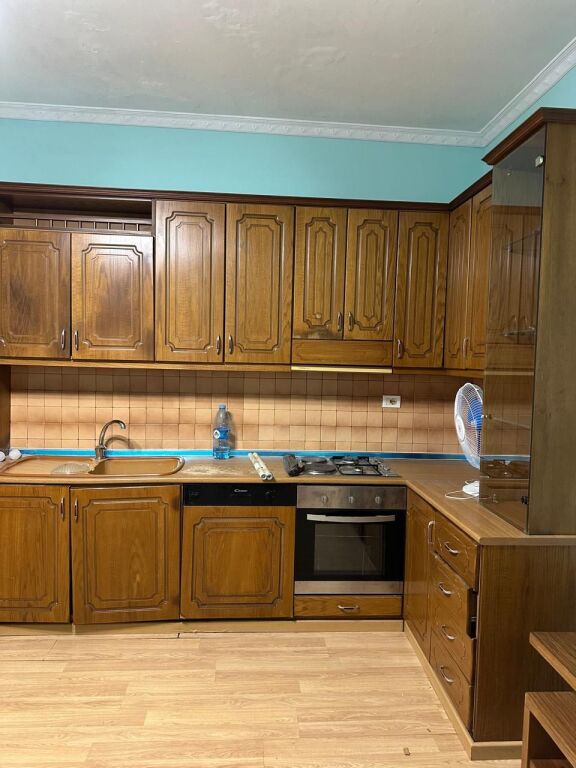 🏠Astir, vicino al Ristorante “Vellezrit Gjana” si affitta appartamento, 2+1+2, arredato. 50.000 Leke