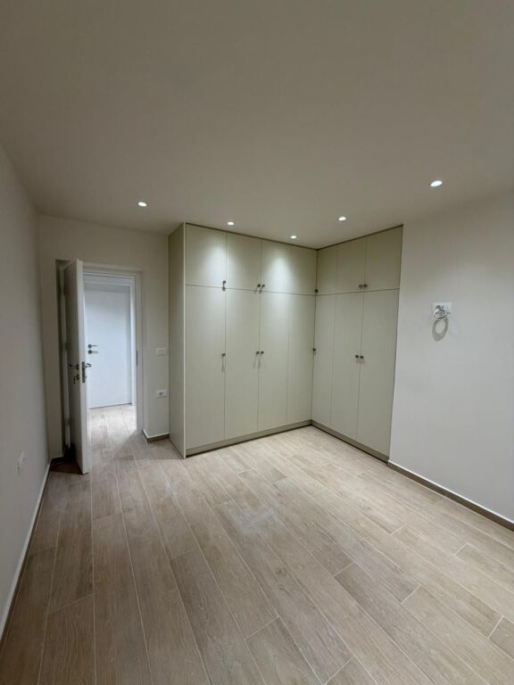 Shitet apartament 1+1 ne zonen e Sarandes prane Komisariatit te Policise se Rendit  ID 5487