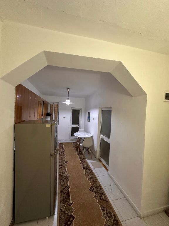 Ofrohet për qira një apartament komod 1+1 i ndodhur në një zonë të qetë dhe të kërkuar të Selitës, vetëm pak minuta larg qendrës së Tiranës.