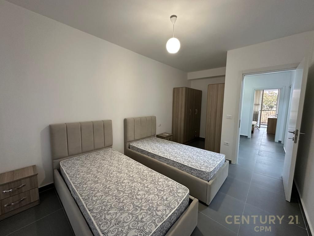 Jepet me Qera Apartament 3+1, Rruga 5 Maji