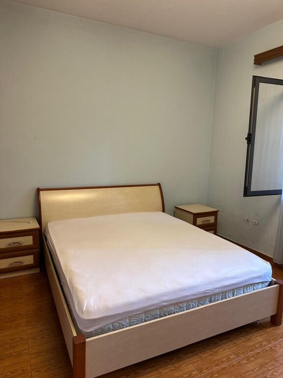 🏠Astir, vicino al Ristorante “Vellezrit Gjana” si affitta appartamento, 2+1+2, arredato. 50.000 Leke
