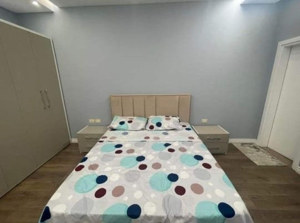 Porcelan  si affitta il secondo piano di una villa, con una superficie di 170𝐦, 3+1+2, arredato. 80,000Leke