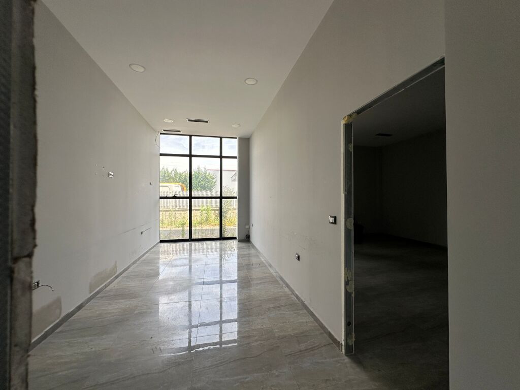 Service building for sale !