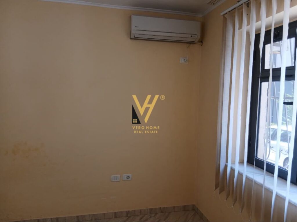 JEPET GARSIONERE 45 M2 ME QIRA TE RR.HOXHA TAHSIM 42.000 LEKE