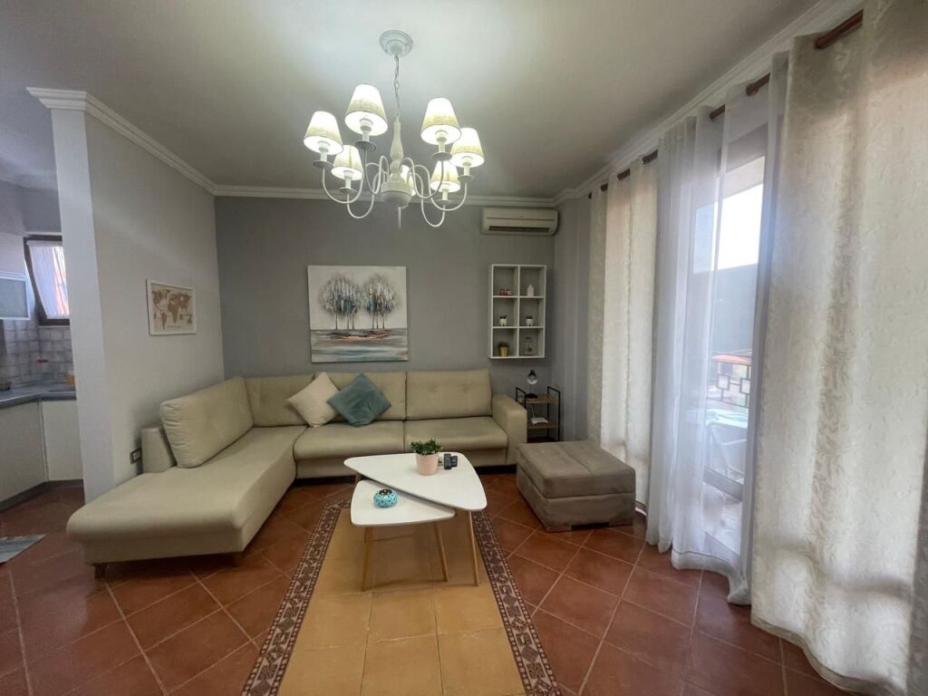 Rruga e Elbasanit, jepet me qera apartament 1+1.