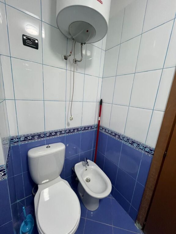 🏢Blocco vicino alla Scuola Superiore "Petro Nini Luarasi" affittasi appartamento 1+1 arredato 65,000Leke
