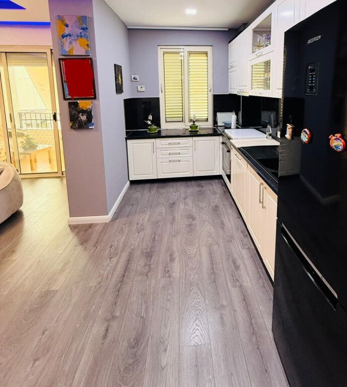 Shitet apartament 2+1+2 tek Pallatet Cabej , Yzberisht , Misto Mame .