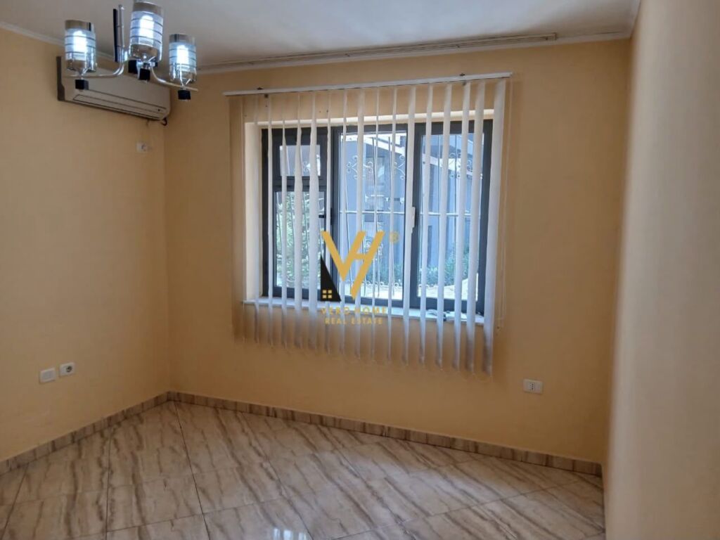 JEPET GARSIONERE 45 M2 ME QIRA TE RR.HOXHA TAHSIM 42.000 LEKE